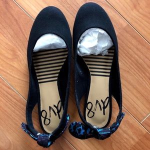 NEW Dolce Vita dv8 Black Flats Blue Bow Size 6